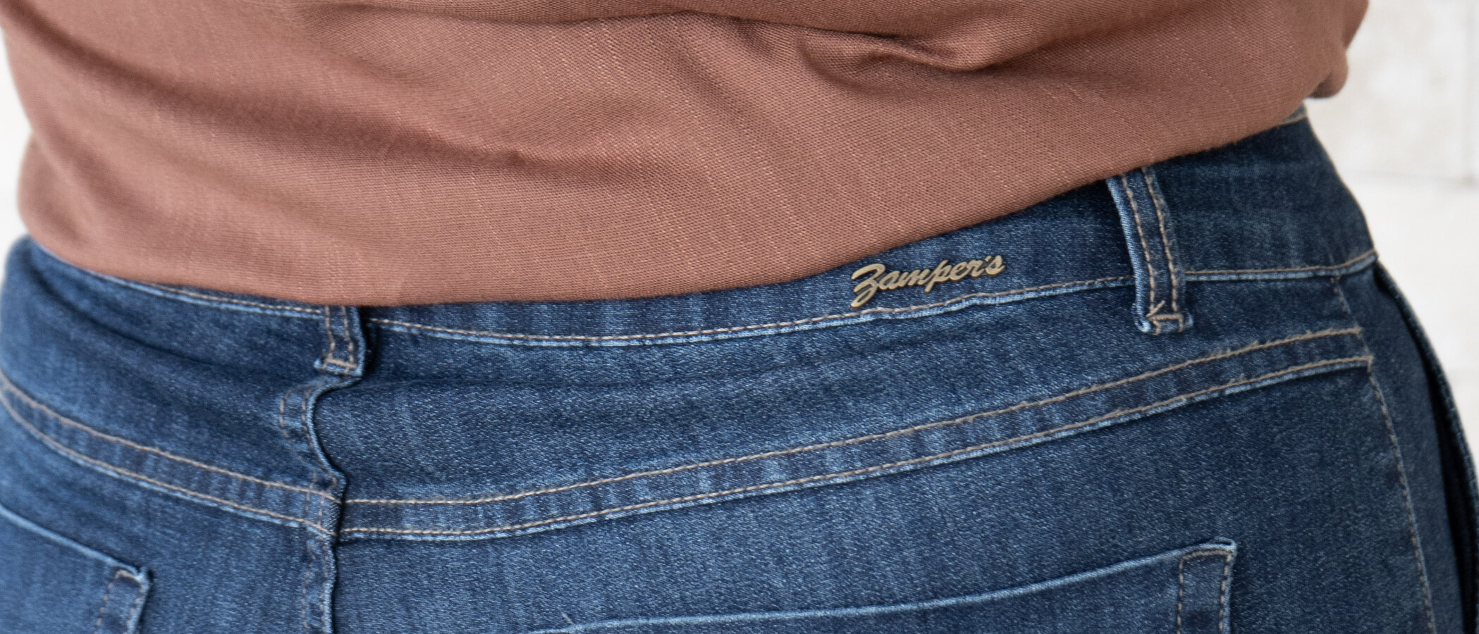 Assinatura Zampers bordada na cintura do jeans